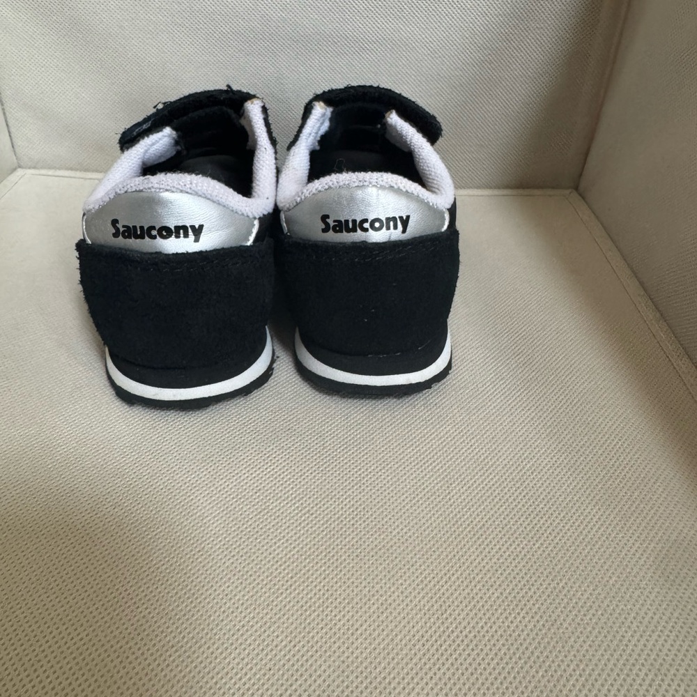 Saucony Black and Silver Sneakers Retro Athletic Style